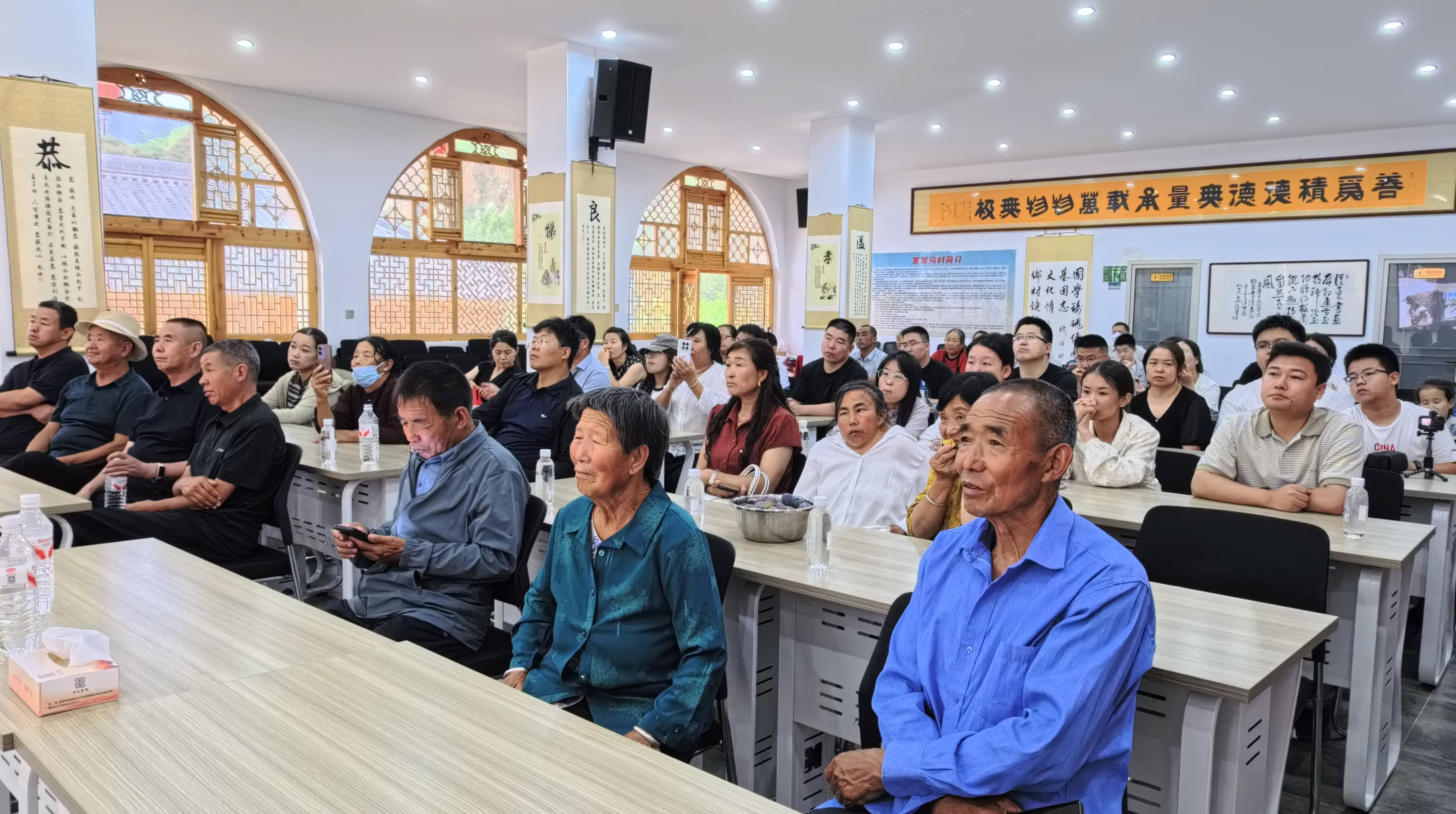 会中一排排座位