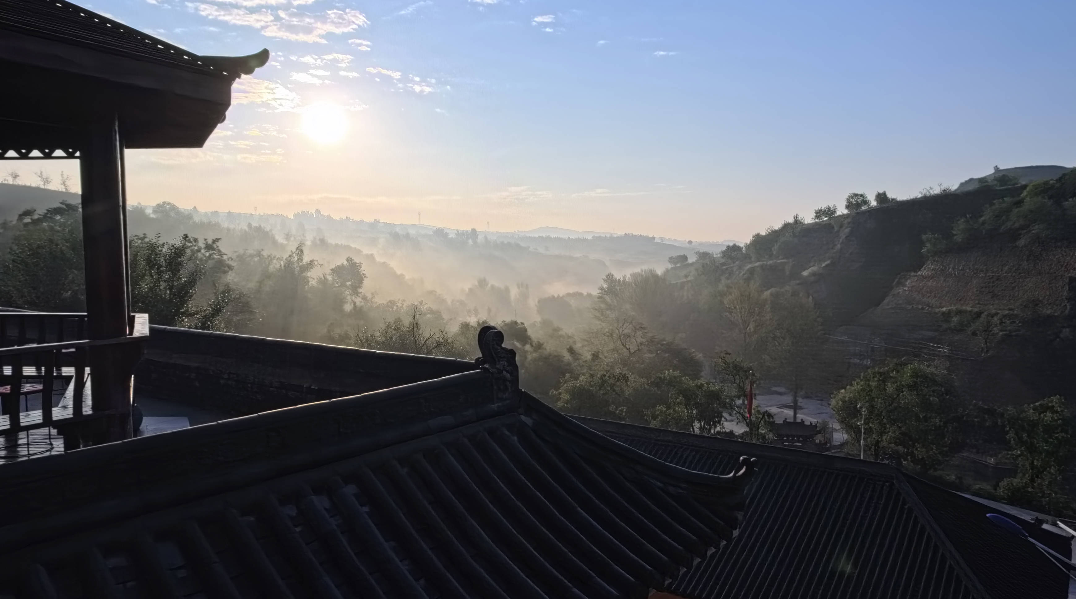 暮色里的屋脊与山
