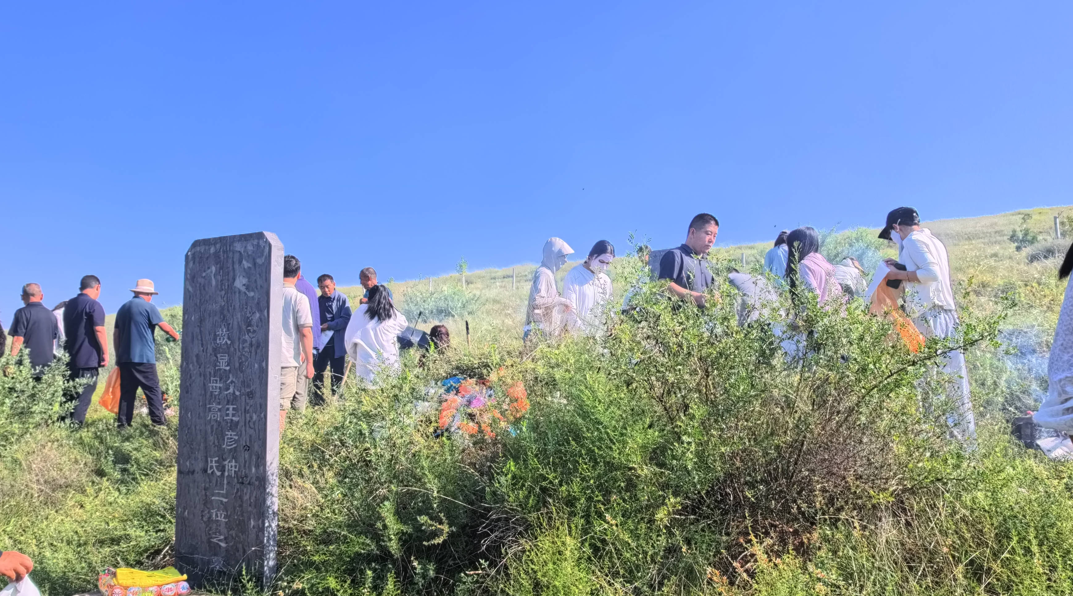 山野中的人群
